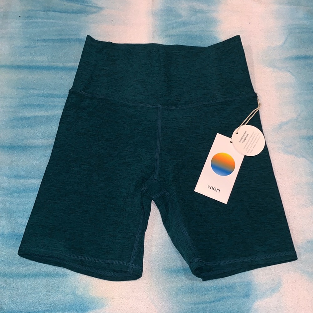 BRAND NEW Vuori biker shorts!